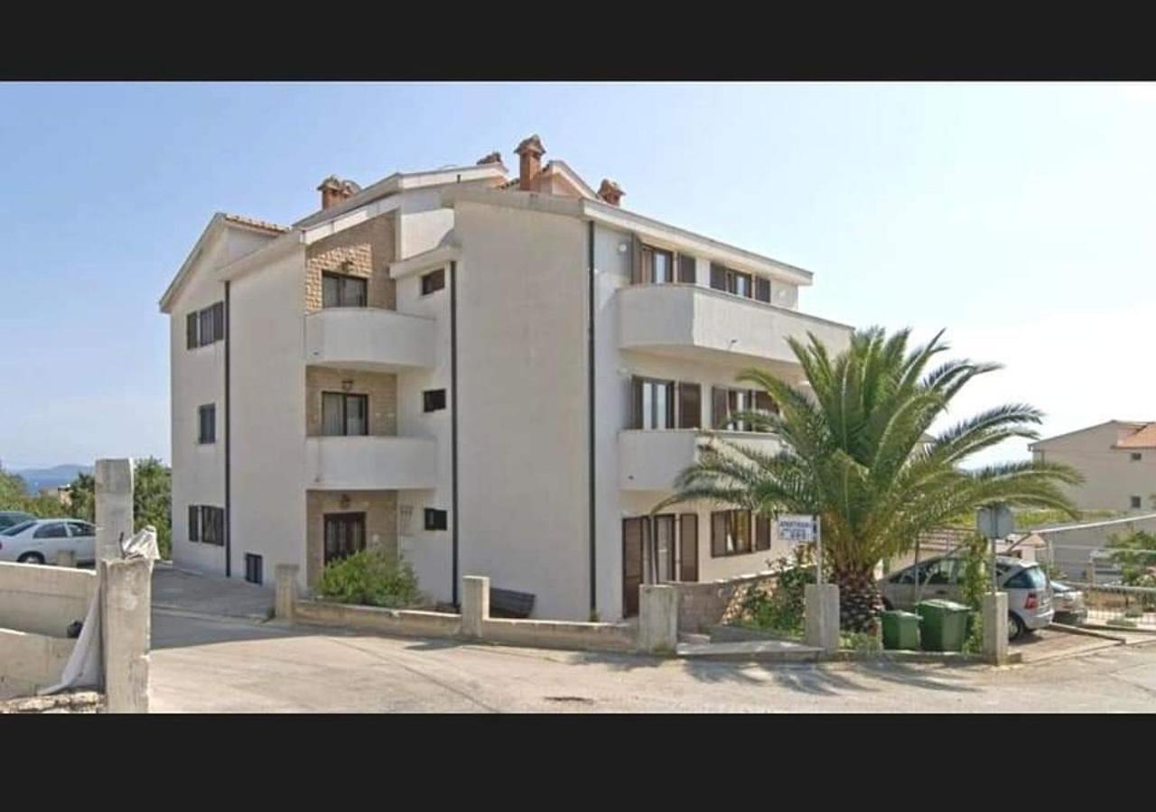 Apartment With Heated Pool And Sea View Trogir Buitenkant foto