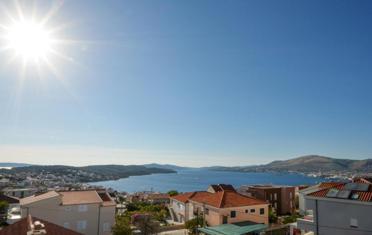 Apartment With Heated Pool And Sea View Trogir Buitenkant foto