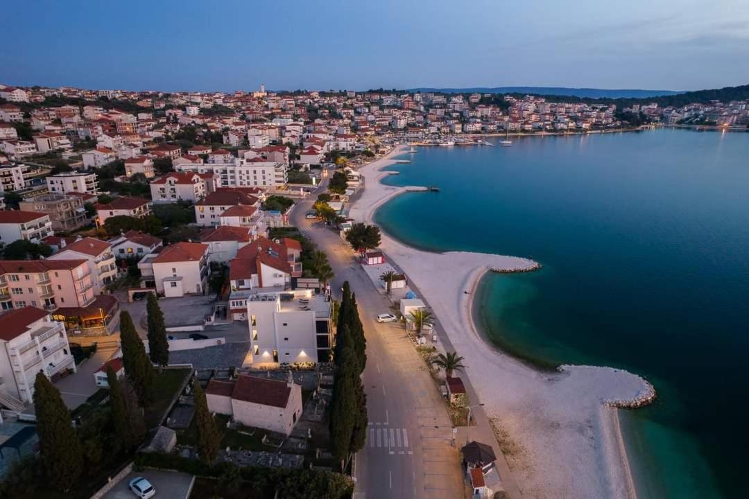 Apartment With Heated Pool And Sea View Trogir Buitenkant foto