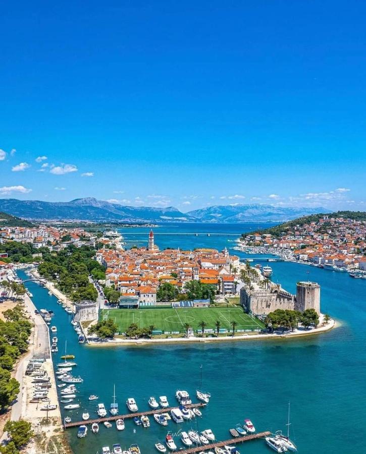 Apartment With Heated Pool And Sea View Trogir Buitenkant foto