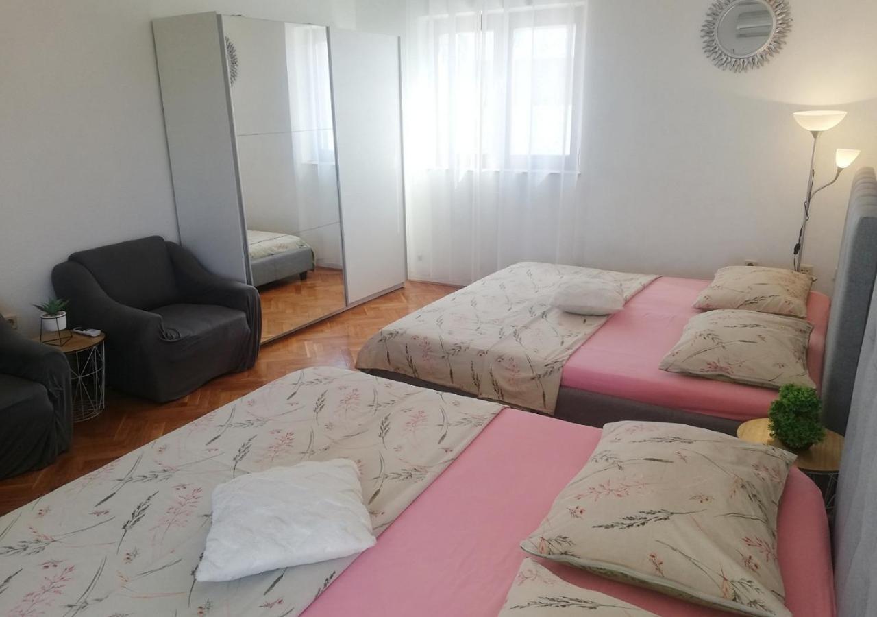Apartment With Heated Pool And Sea View Trogir Buitenkant foto